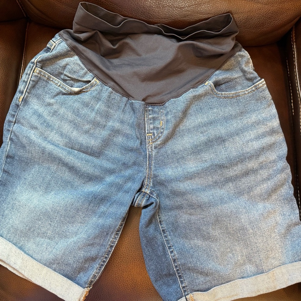 Old Navy Maternity Denim Shorts with Stretch Waistband - Picture 2 of 5